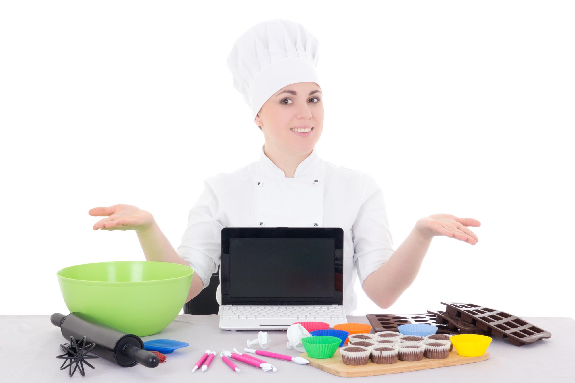 Chef al tavolo con allievo durante una lezione