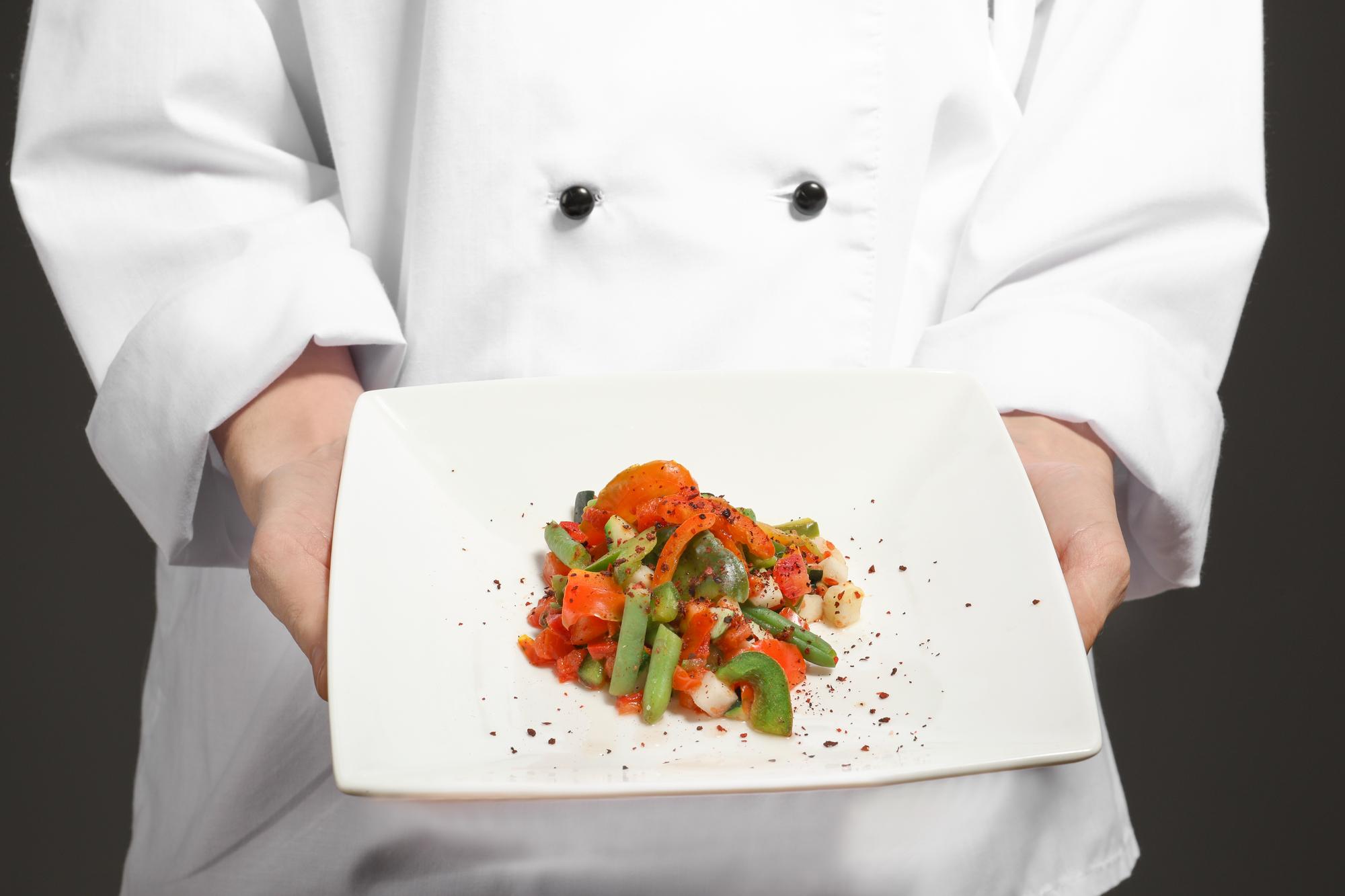 Chef che impiatta un piatto minimale